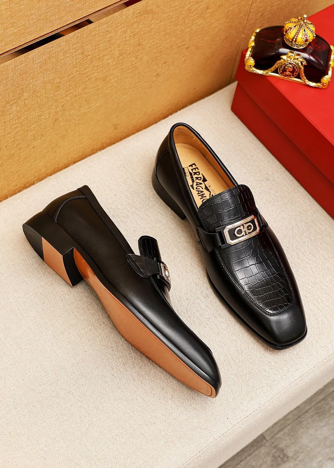 Men's shoes 💰442 💐 Product trademark: Ferragamo "Ferragamo" casual leather shoes Regular size: 38-44 (45.46🉑️customized) Product materials: Selected imported first-layer calfskin embossed upper + original hardware buckle, imported water-dyed cow leather lining. Strong three-dimensional visual effect, combined outsole Color: 1⃣️color optional